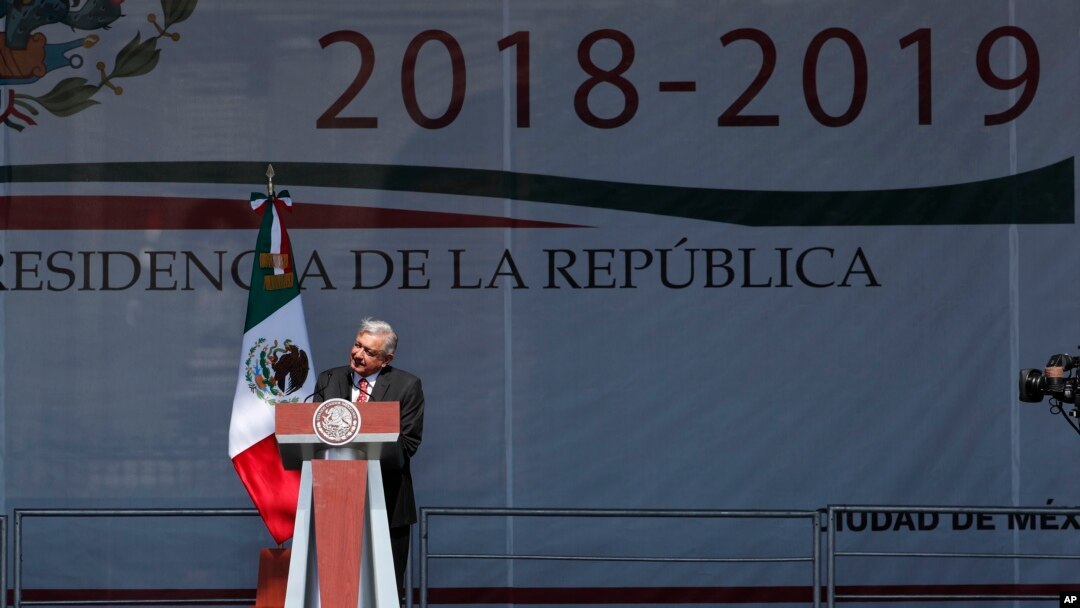 El presidente mexicano Andrés Manuel López Obrador habla en un mitin al cumplir un año de gobierno, en el Zócalo, la principal explanada de Ciudad de México, el domingo 1 de diciembre de 2019. (AP Foto/Marco Ugarte)
