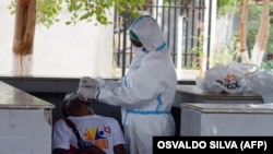 Profissional de saúde faz teste de Covid-19 a taxistas em Luanda