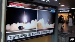 지난달 31일 한국 서울역에 설치된 TV에서 북한 탄도미사일 발사 관련 뉴스가 나오고 있다.