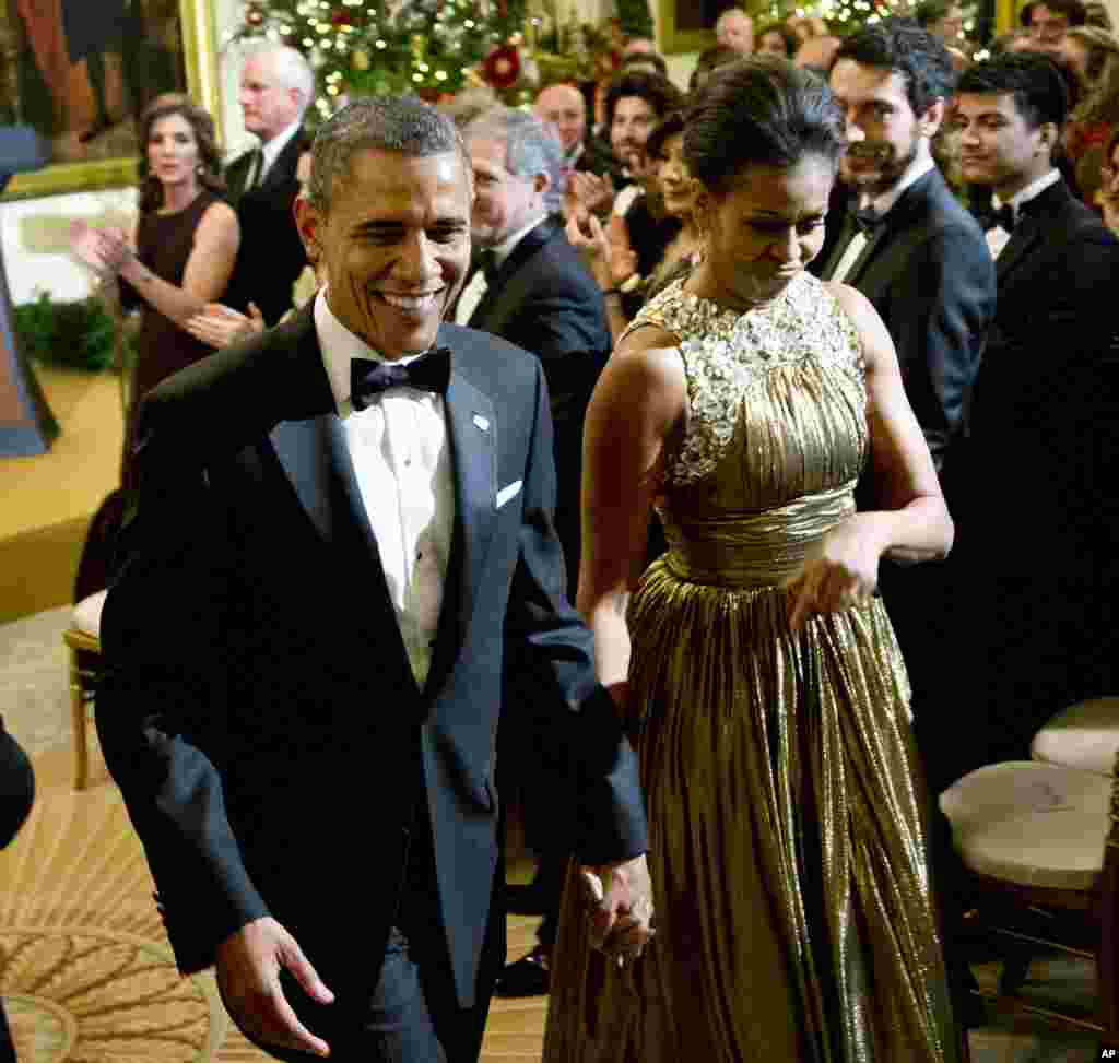 El presidente Obama junto a Michelle abandonan el recinto luego de disfrutar de una noche de gala y de premiaci&oacute;n a las artes de primer nivel.