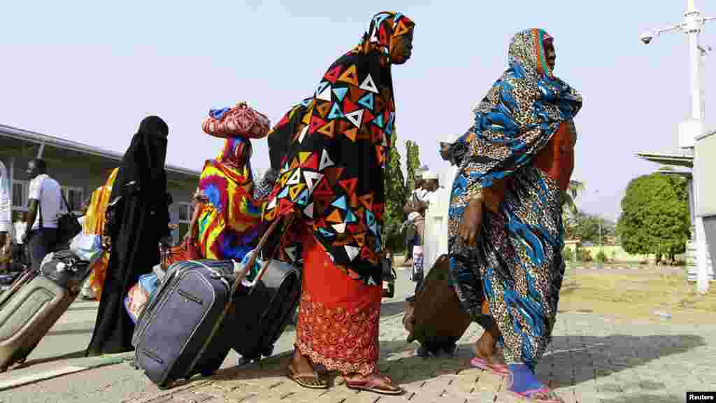‘Yan Najeriya da aka taso keyarsu daga Saudiya sun isa filin saukan jiragen sama dake Abuja ranar 25 ga watan Disamba na 2013.