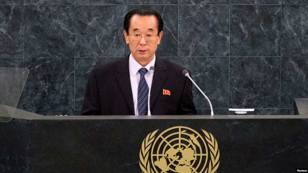 官员与退伍军人合照（美国之音国符拍摄）