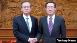 4일 베이징 중국 외교부 청사에서 만난 한·중 6자회담 수석대표 임성남 외교통상부 한반도평화교섭본부장(왼쪽)과 우다웨이 한반도사무특별대표.