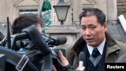 浦志强在重庆法庭外接受媒体采访（资料照片）