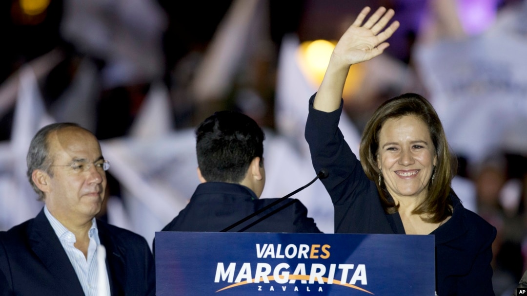 La exprimera dama y candidata presidencial independiente Margarita Zavala junto al expresidente de México Felipe Calderón, (izquierda) saluda a partidarios durante un acto en el cual lanzó su candidatura para la presidencia del país, el viernes, 30 de marzo, de 2018 en la ciudad de México.