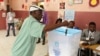 Eleitor vota em Luanda. 23 de Agosto de 2017