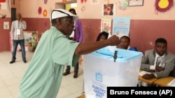 Eleitor vota numa urna, em Luanda. 23 de Agosto de 2017 