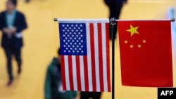 2018年上海中國進口博覽會上的美中兩國國旗。