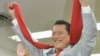 지난 7월 일본 참의에 당선된 프로레슬러 안토니오 이노키가 도쿄 사무실에서 당선 확정 소식을 듣고 만세를 부르고 있다. (자료사진)