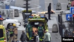 在斯德哥尔摩，一辆被盗卡车撞上高档购物中心（2017年4月7日）