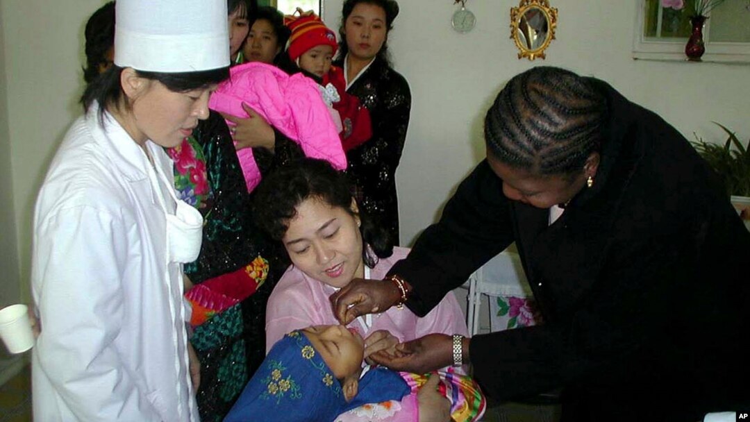 지난 2001년 북한에서 2~5살 아이들이 소아마비 예방접종을 맞기 위해 줄을 서 있다. (자료사진)