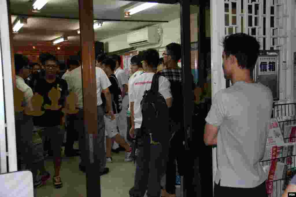学民思潮举行中学生“公民教室”宣讲活动 (美国之音海彦拍摄)