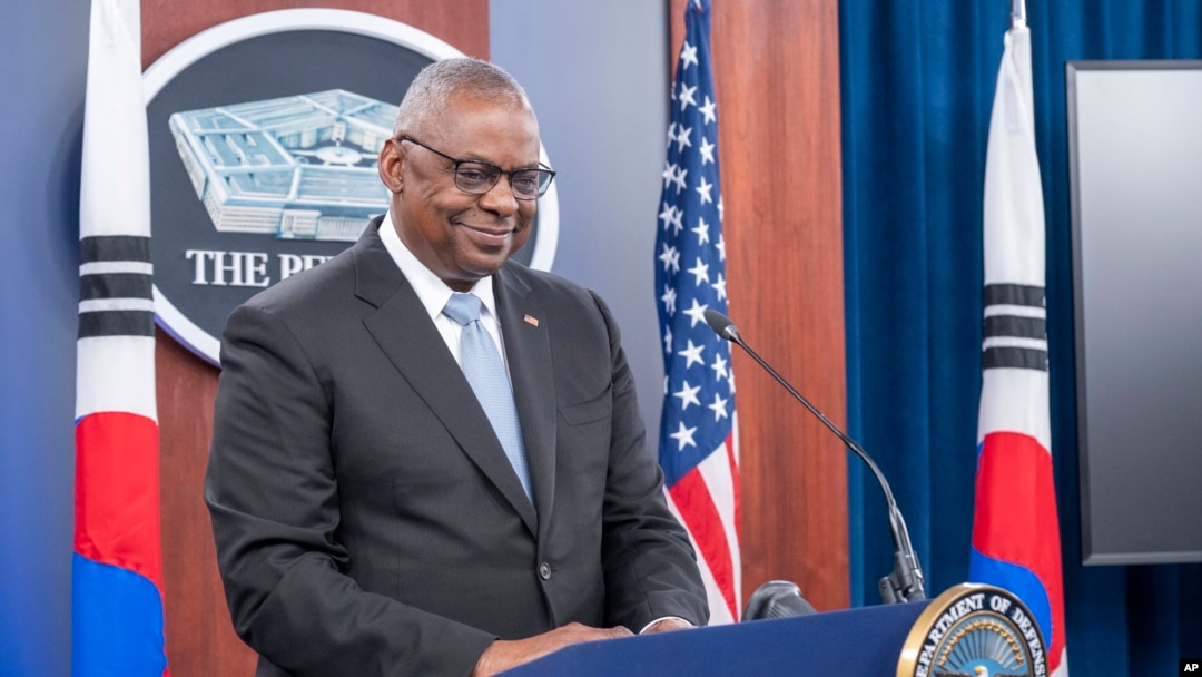 El secretario de Defensa de EEUU Lloyd Austin sonríe durante una conferencia de prensa con su homólogo surcoreano Kim Yong Hyun en el Pentágono, en Washington, el miércoles 30 de octubre de 2024. (AP Foto/Kevin Wolf).