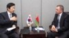 제71차 유엔 총회 참석차 뉴욕을 방문 중인 윤병세 한국 외교부 장관(왼쪽)이 19일 블라디미르 마케이 벨라루스 외교장관과 회담하고 있다.
