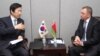 지난달 제71차 유엔 총회 참석차 뉴욕을 방문한 윤병세 한국 외교부 장관(왼쪽)이 19일 블라디미르 마케이 벨라루스 외교장관과 회담하고 있다. (자료사진)