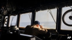 美軍一艘驅逐艦在紅海巡航。（美聯社2024年2月13日）