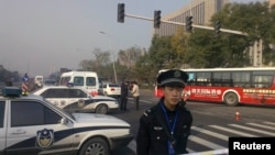 11月6日﹐警察在山西爆炸案現場站崗。