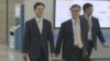 한국의 황준국 외교부 한반도평화교섭본부장(왼족)이 오는 18일(현지시각) 러시아에서 열리는 양국 6자회담 수석대표 회담에 참석하기 위해 16일 인천공항을 통해 출국하고 있다. 