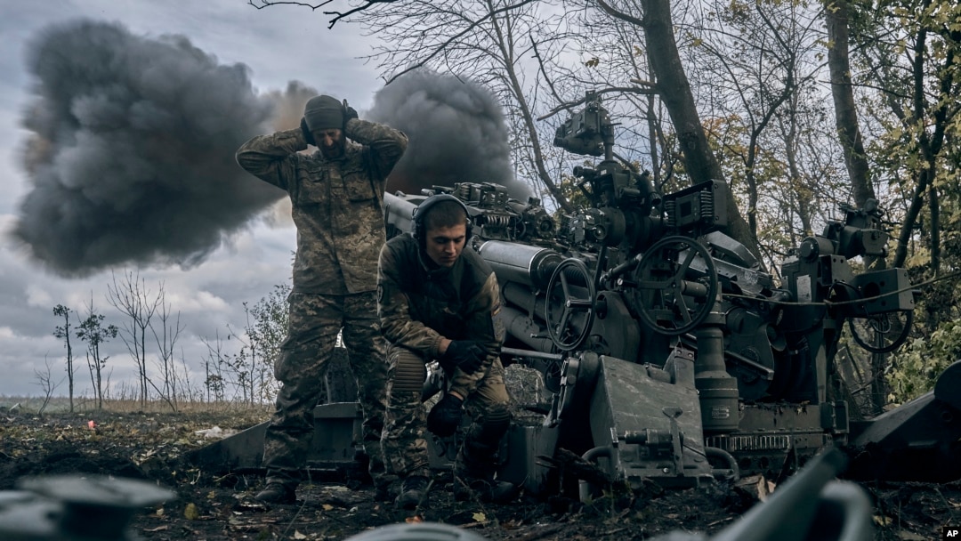 Wanajeshi wa Ukraine wakirusha makombora kuelekea ngome za wanajeshi wa Russia mashariki mwa Donetsk Okt. 23, 2022
