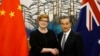 澳大利亚外长佩恩和中国外长王毅在北京钓鱼台国宾馆举行记者会时握手。（2018年11月8日）