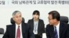 26일 한국 국회에서 열린 남북관계 및 교류협력발전 특별위원회의 6자회담국 주한대사 간담회에서 원혜영 위원장이 추궈홍 주한 중국대사(왼쪽)와 대화하고 있다.