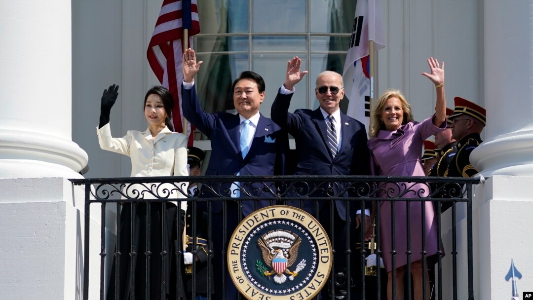 Kiongozi wa Korea Kusini na Kiongozi wa Marekani wakiandamana na wake zao nje ya White House