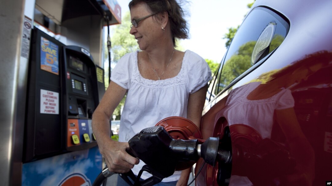 Aumento es atribuido a una economía confiable y a los bajos precios de la gasolina que actualmente asciende a $2.65 dólares por galón, $ 1.02 menos que el año pasado.