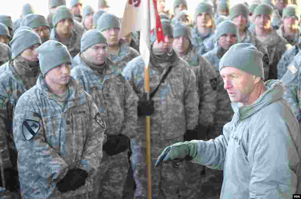 2013年1月25日,美國陸軍第二步兵師師長卡登少將在韓國抱川對部下官兵講話。(美國之音赫爾曼拍攝)