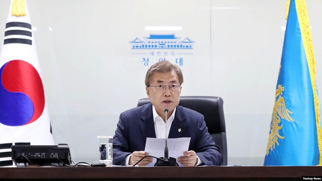 북한이 미사일을 발사한 8일 청와대 위기관리센터에서 국가안전보장회의(NSC) 전체회의를 소집한 문재인 한국 대통령이 발언하고 있다. 