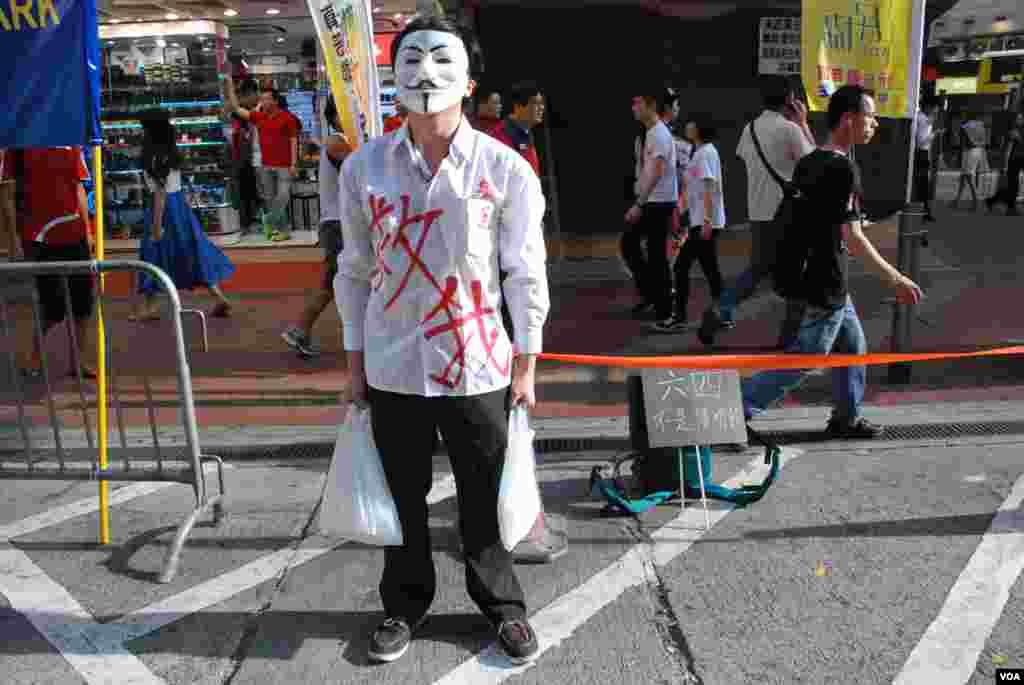 行為藝術家的街頭表演,表達六四不是清明節