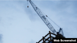 圖為台灣台北一處建築工地上的起重機 。 （2020年7月8日）