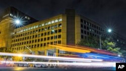 Archivo - Vista nocturna de la sede del FBI en Washington, D.C. el 1 de noviembre de 2017.