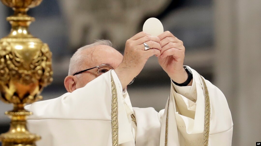 El papa Francisco celebra misa en la basílica de San Pedro en el Vaticano, en el Día Mundial de los Pobres, el domingo 18 de noviembre de 2018.
