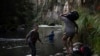 Venezolanos evaden frontera de Ecuador por pasos irregulares 