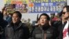 지난 1월 탈북단체인 자유북한운동연합과 미국 인권단체인 HRF가 서울 용산구 전쟁기념관 앞에서 대북전단 살포 관련 기자회견을 연 가운데 박상학 대표(가운데)가 취재진 질문에 답하고 있다. (자료사진)