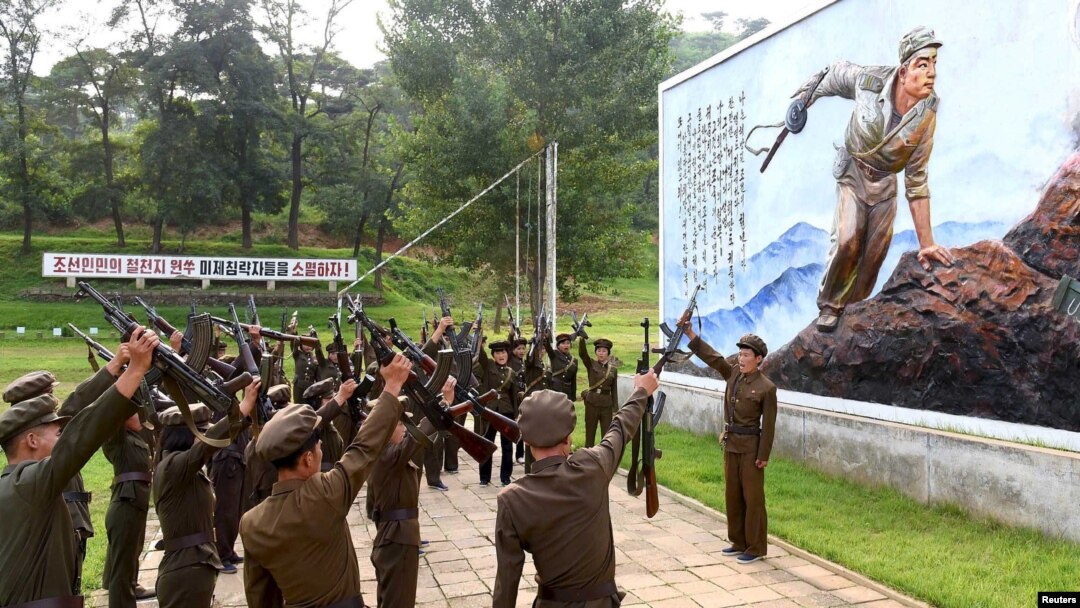 북한 주민들이 남한과 전시 상황에 대비해 입대하겠다는 서명을 하고 있다고 조선중앙통신이 지난 23일 보도했다. 