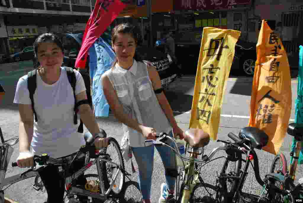 香港中學六年級學生姚同學(左)與林同學一起參加「來往廣場的單車」,體驗89學運期間,天安門廣場的學生如何用單車傳遞信息