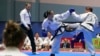 지난 2017년 평양에서 열린 국제태권도연맹(ITF) 주최 제20차 태권도 세계선수권대회에서 북한 선수(가운데)와 러시아 선수가 경기하고 있다. (자료사진)