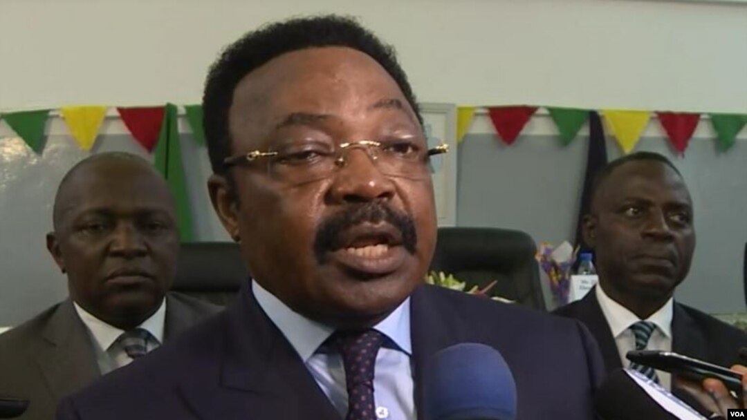 Felix Mbayu, minister delegate in Cameroon's Ministry of External Relations, visits Bamenda to encourage parents to send children to school, Aug. 24, 2018. (M. Kindzeka/VOA)