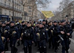 Manifestantes, en oposición al pase de vacunas y vacunas para protegerse contra el COVID-19, gritan consignas durante un mitin en París, Francia, el sábado 22 de enero de 2022. (Foto AP/Rafael Yaghobzadeh)