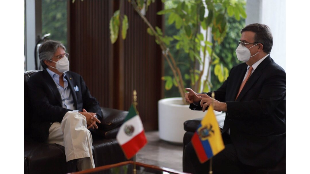El presidente de Ecuador, Guillermo Lasso, llega para una visita oficial a México, el martes 24 de agosto de 2021.