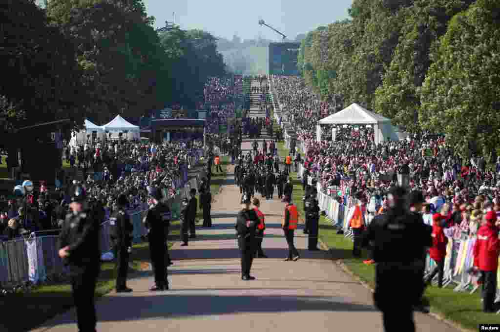 Mutane sun yi dafifi a kofar Majami'ar dake Windsor kafin daura auren Auren Yarima Harry da Magan Markle a Windsor, Britain, May 19, 2018.