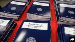 2017年3月16日美国政府印刷局展示的川普政府出台的第一份预算案。