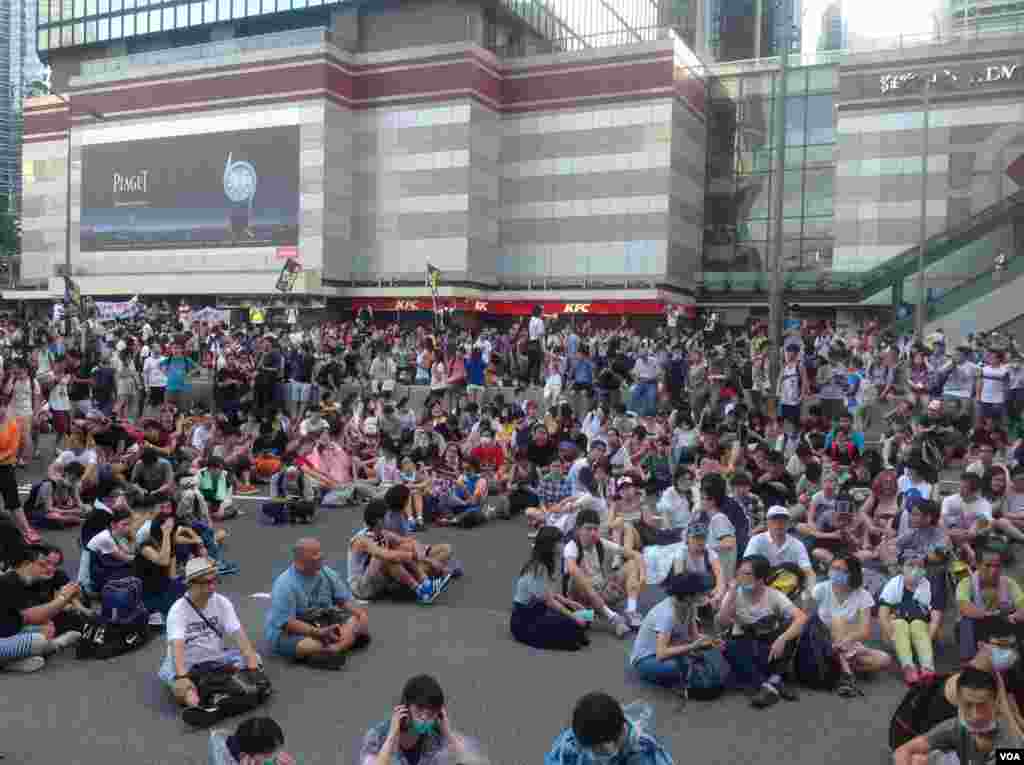 港人聲援佔中抗拒警方封鎖中環金鐘多處癱瘓(美國之音海彥拍攝)
