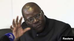 Papa Francis akiomba dua wakati wa kutoa hotuba yake ya kwanza ya Krismasi &quot;Urbi et Orbi&quot; (kwa mji na dunia) kutoka baraza inayoelekea uwanza wa St. Peter huko, Vatican, Dec. 25, 2013