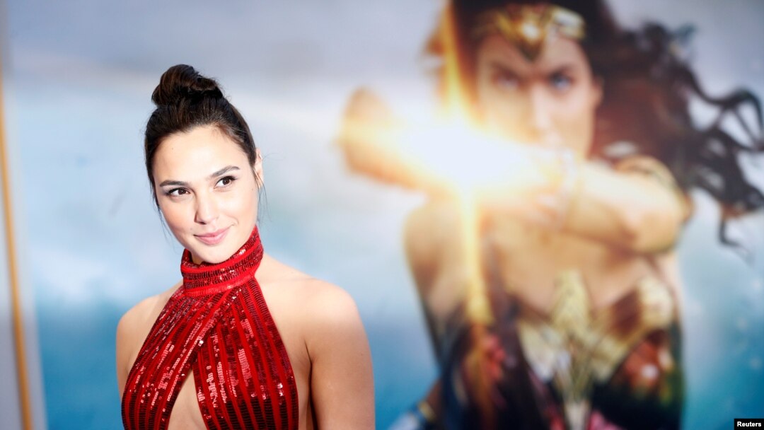 Gal Gadot posa en la premiere de "Wonder Woman", en Los Angeles, California, el 25 de mayo de 2017.