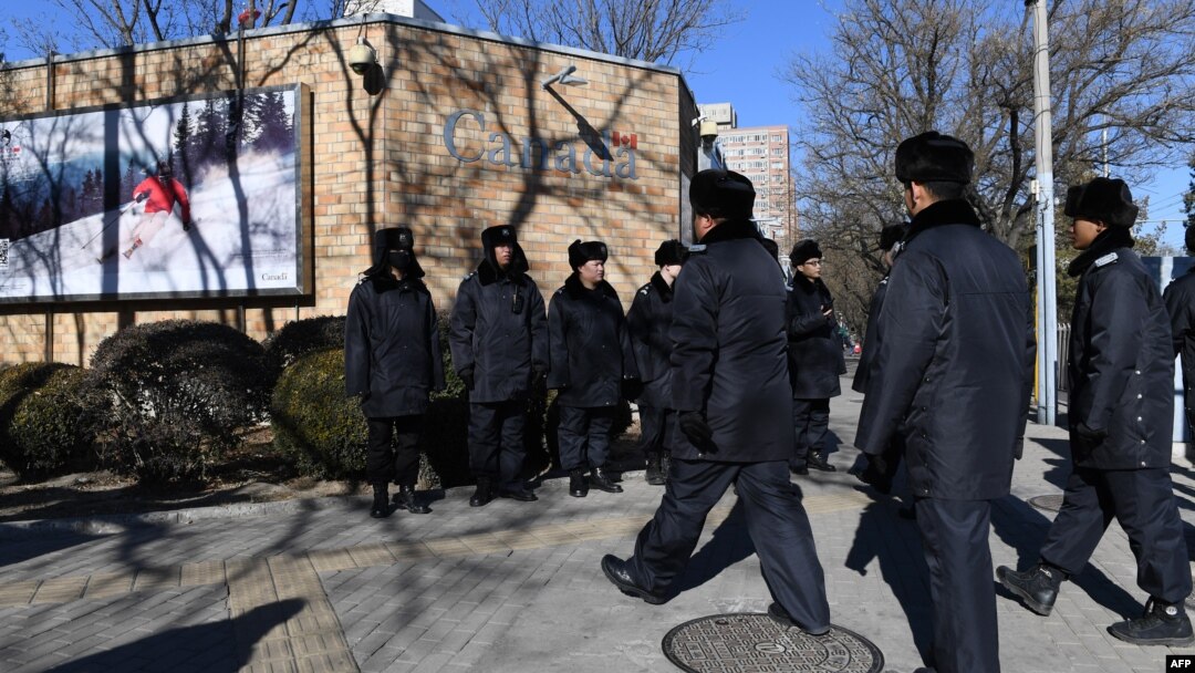中國多名警察在加拿大駐北京大使館前面巡邏。（2018年12月13日）