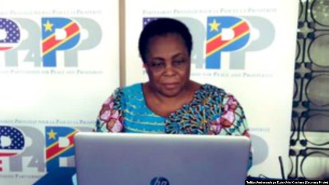 Julienne Lusenge mobundi ya makoki ya basi azwi mbano ya "mwasi ya mpiko" na mbulamatari ya Amerika, Kinshasa, 3 mars 2021. (Twitter/Ambassade ya Etats-Unis Kinshasa)