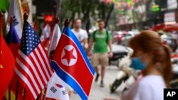 美國與北韓二次峰會前夕﹐美國與北韓國旗河內有賣。