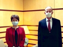資料照片:台灣駐美代表蕭美琴（左)2020年7月27日在國務院拜會亞太助卿史達偉 (台灣駐美代表處推特)